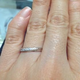 【EmbrasseR purest(アンブラッセピュアレスト)】の口コミ ストレートにダイヤモンドがナナメのラインで入っています。メレダイヤのま...