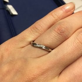 【エクセルコダイヤモンド(EXELCO DIAMOND)の口コミ】 指輪の決め手はダイヤモンドの輝きです。ダイヤの数はほかの指輪より少な…
