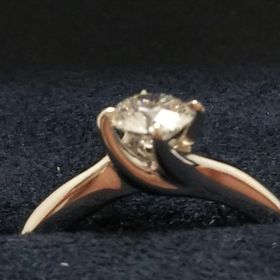 【ラザール ダイヤモンド(LAZARE DIAMOND)の口コミ】 十字の四点止め、ダイヤの輝き、着用してみた時の全体のバランスにこだわ…