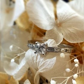 【SIND BAD(シンドバット)の口コミ】 メインの石がラウンドブリリアントカット以外の物が欲しく、こちらのHPに…