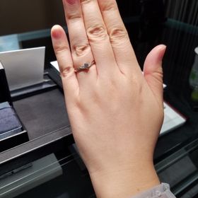 【ラザール ダイヤモンド(LAZARE DIAMOND)の口コミ】 リングは周りの方があまりつけて無いような珍しいVラインのデザインを選び…