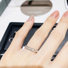 【ラザール ダイヤモンド(LAZARE DIAMOND)の口コミ】 華やかで存在感がある指輪を探していたので、目に止まりました。実際つけ…