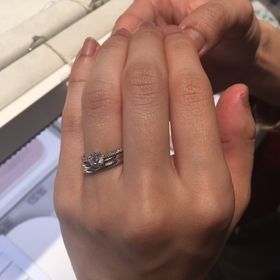 【ショーメ(CHAUMET)の口コミ】 リング全体に小さなダイヤモンドが並び、メインのダイヤモンドをひきたた…