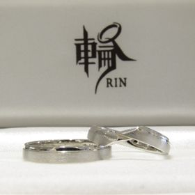 【輪-RIN-の口コミ】 あまりキラキラしていなくてシンプルなものを選びました。マットなデザイ…