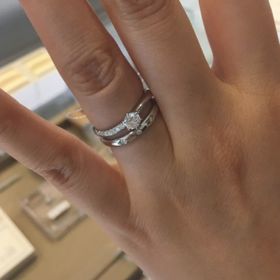 【BRIDGE(ブリッジ)の口コミ】 緩やかなカーブラインが指を綺麗に見せてくれる婚約指輪をまず選び、その…