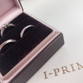 【アイプリモ(I-PRIMO)の口コミ】 いろんな方向からダイヤモンドが見えるところ。
男性の方もマット部分をい…