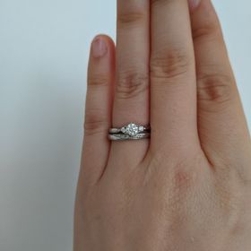 【銀座ダイヤモンドシライシの口コミ】 私がこの指輪を選んだ理由は2点です。
1つ目は、シンプルで肌に馴染みやす…