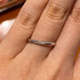 【TRECENTI(トレセンテ)の口コミ】 本体の形状としてはストレートですが、ダイヤの止め方が斜めに流れるよう…