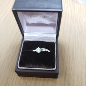 【アイプリモ(I-PRIMO)の口コミ】 大きなダイヤモンドの隣に７つの小粒のダイヤモンドがならんであるところ…