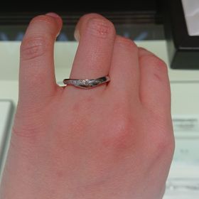 【俄(にわか)の口コミ】 着物の襟もとのようなフォルムがおしゃれで、指をすっきり見せてくれる洗…