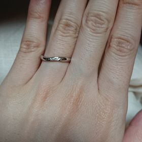 【銀座ダイヤモンドシライシの口コミ】 ホームページで好みの指輪を決めて見に行きました。
指が太いので、指が細…