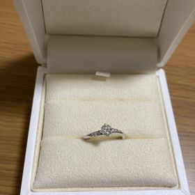 【TASAKI(タサキ)の口コミ】 中央の石が0.35カラットのダイヤモンド、左右にメレダイヤが３石ずつつい…