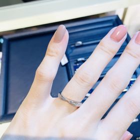 【ROYAL ASSCHER(ロイヤル・アッシャー)の口コミ】 真ん中がくびれた華奢なデザインのため、上品で女性らしいデザインです。…