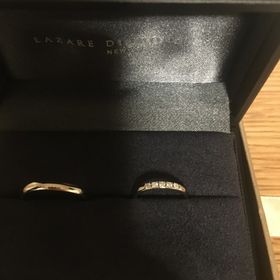 【ラザール ダイヤモンド(LAZARE DIAMOND)の口コミ】 色々な形を試着しましたが、シンプルなものがいいと言う彼の意見と、キラ…