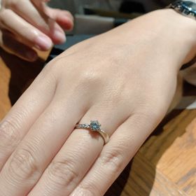 【ラザール ダイヤモンド(LAZARE DIAMOND)の口コミ】 あまり指輪のデザインについて詳しくなかったので、ストレートタイプを購…