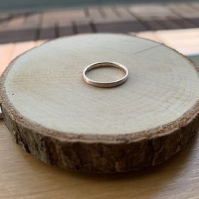 【俄(にわか)の口コミ】 シンプルなデザインに惹かれました。
リングの細さや形状、色を選ぶことが…