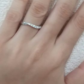 【ラザール ダイヤモンド(LAZARE DIAMOND)の口コミ】 通常のウェーブラインの指輪と違ってウェーブの内側にもダイヤがあしらわ…