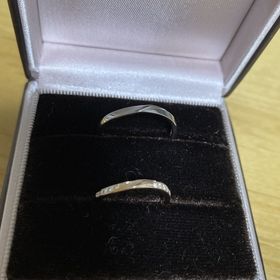 【アイプリモ(I-PRIMO)の口コミ】 婚約指輪と重ね付けしたかったので中央はなにもなくサイドにダイヤがある…