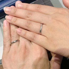 【銀座ダイヤモンドシライシの口コミ】 緩やかなウェーブデザインの指輪でつけ心地が良く、指が長く見えます。流…