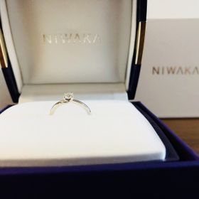 【俄(にわか)の口コミ】 綺麗なラインと、細めのリングです。結婚指輪と重ね付けしたい！という希…