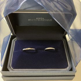 【銀座ダイヤモンドシライシの口コミ】 少しダイヤの入ったものが欲しく探していました。最初は斜めにダイヤの入…