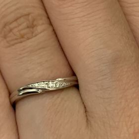 【銀座ダイヤモンドシライシの口コミ】 婚約指輪と一緒につけた際に違和感なくしっくりきたところと、シンプルで…