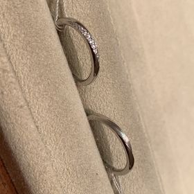 【TRECENTI(トレセンテ)の口コミ】 婚約指輪との重ね付けをした際にもダイヤモンドが見え、華やかに見えるシ…