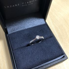 【ラザール ダイヤモンド(LAZARE DIAMOND)の口コミ】 パレスというデザインの物です。サイドにもダイヤが入っているので、どの…