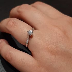 【HOSHI no SUNA 星の砂(ほしのすな)の口コミ】 ダイヤモンドが0.25カラットと大きく、存在感があります。プラチナの部分…