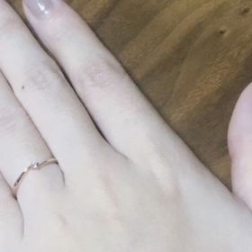 【SCARABE(スカラベ)の口コミ】 仕事中でもつけられるシンプルなものを探していましたので、一粒ダイヤに…