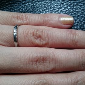 【A・D・A(エー・ディー・エー)の口コミ】 仕事上、派手なデザインのリングがつけられない為、シンプルかつ個性的な…