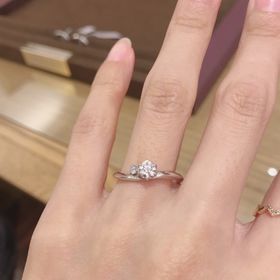 【BIJOUPIKO(ビジュピコ)の口コミ】 真ん中のダイヤモンドがとても綺麗に見えるエンゲージリングです！リング…