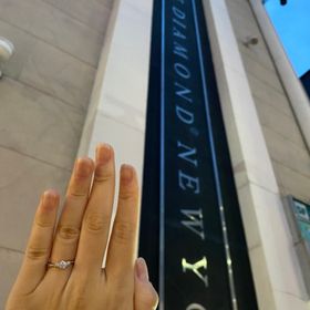 【ラザール ダイヤモンド(LAZARE DIAMOND)の口コミ】 両サイドに1〜2粒ずつメレダイヤがあしらわれて、ウェーブもしくはVライン…