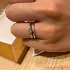 【STAR JEWELRY(スタージュエリー)の口コミ】 メレダイヤが両側にウェーブ状にあしらわれておりとても華やかですが、ど…