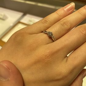 【STAR JEWELRY(スタージュエリー)の口コミ】 中央にダイヤ、その周囲のアームにメレダイヤが多数散りばめられています…