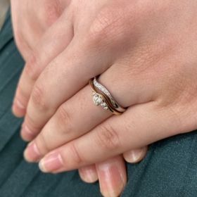 【Mariage ent(マリアージュエント)の口コミ】 ウェーブタイプで、中央のダイヤの左に２つの小さいダイヤ、右に一つの小…