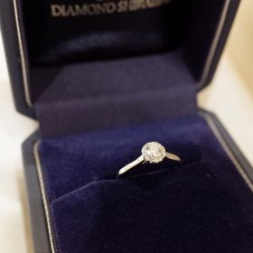 【銀座ダイヤモンドシライシの口コミ】 小さなダイヤモンドで囲まれたデザインが気に入りました。
来店前はラザー…