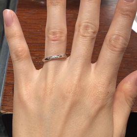 【ラザール ダイヤモンド(LAZARE DIAMOND)の口コミ】 プラチナの中央にダイヤモンドが5つ付いているストレートラインのデザイン…