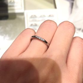 【銀座ダイヤモンドシライシの口コミ】 ストレートリングで中央にメレダイヤという
シンプルなデザインでありつつ…