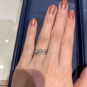【銀座ダイヤモンドシライシの口コミ】 デザインがとても可愛くて、とにかくキラキラ輝いて指が綺麗に見えます。…