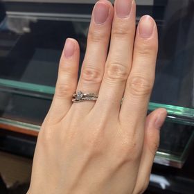 【ラザール ダイヤモンド(LAZARE DIAMOND)の口コミ】 中央にライン、両側にダイヤが入っているウェーブラインのデザインの指輪…