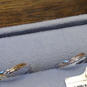 【ケイウノ ブライダル(K.UNO BRIDAL)の口コミ】 婚約指輪は横から見るとリボン型になっているのがとても可愛いです。その…