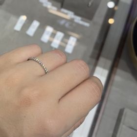 【4℃ BRIDAL(ヨンドシーブライダル)の口コミ】 エタニティリングで、高さが低めなので付け心地がとても良かったです。他…