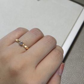 【ブシュロン(BOUCHERON)の口コミ】 ゴールドで太く、存在感がかなりあるエンゲージリングでした。どの角度か…