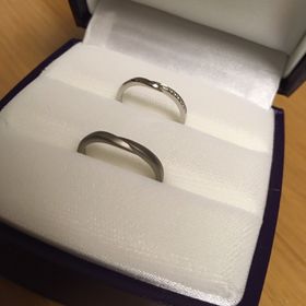 【俄(にわか)の口コミ】 普段身につけていたいと思ったデザインでした。妻と二人で選びましたがビ…