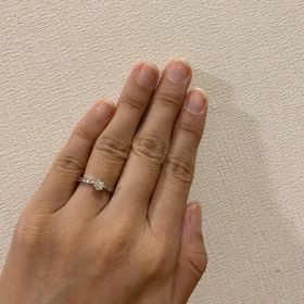 【ENUOVE(イノーヴェ)の口コミ】 中心のダイヤに向かうにつれて、リングが細くなっているデザインです。リ…