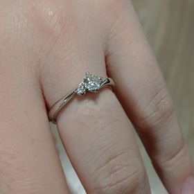 【アイプリモ(I-PRIMO)の口コミ】 【指輪のデザインが決め手】
デザインが可愛い！
石の配置や大きさのバラ…