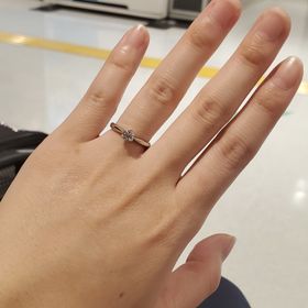 【銀座ダイヤモンドシライシの口コミ】 ユリをイメージした柔らかな可愛いデザインで重ね付けしても石がぶつから…