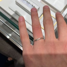 【銀座ダイヤモンドシライシの口コミ】 とにかくつけ心地が最高に良い。
指輪を付け慣れていない彼にとってつけ心…