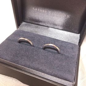 【ラザール ダイヤモンド(LAZARE DIAMOND)の口コミ】 シンプルながらも上品なデザインに惹かれました。男性は、ラインのみのシ…